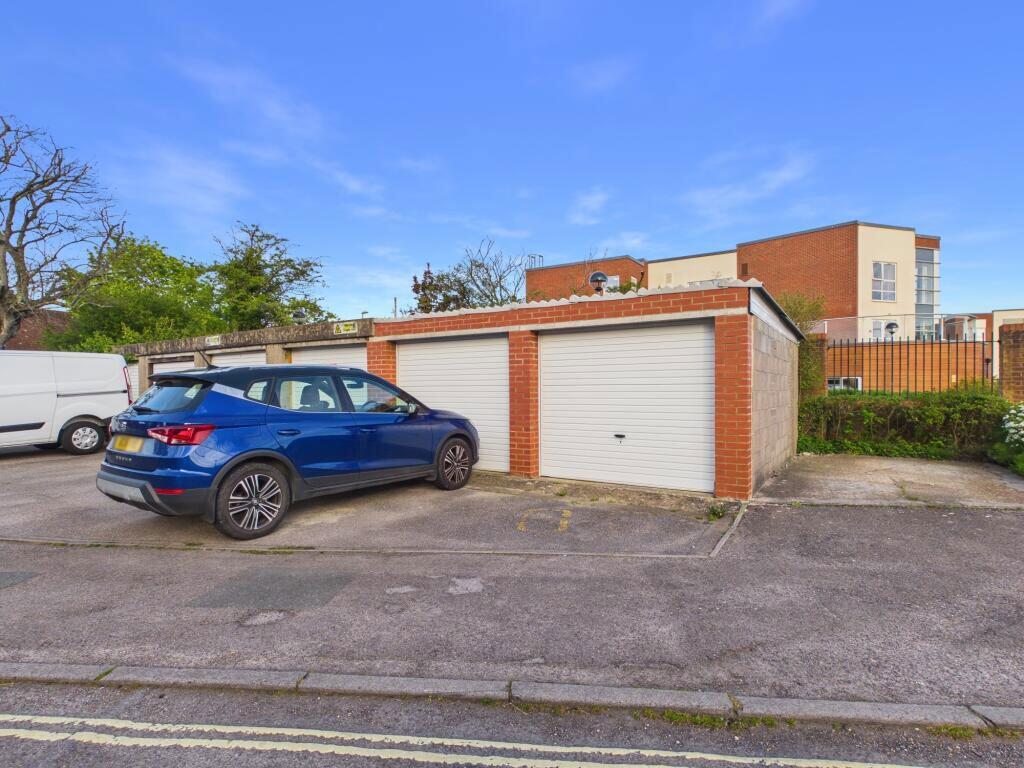 Apartment in Fareham, Palmerston Business Park, West End - More