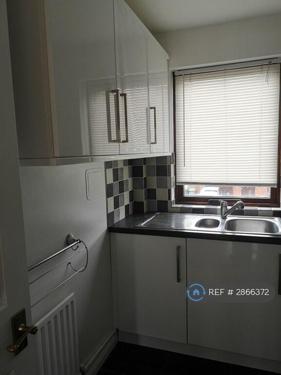 Apartment in Kingston upon Thames - View 2