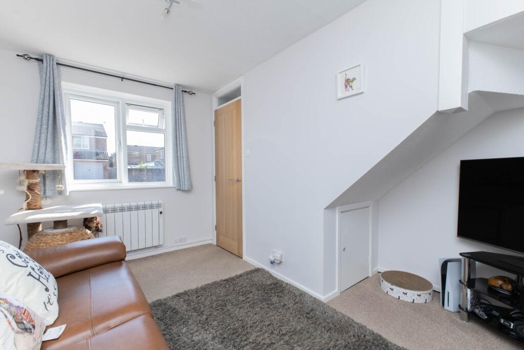 Fenhurst Close, Horsham - View 3