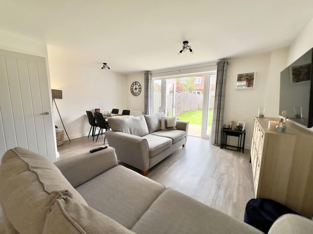 Three double bedrooms! Show Home Condition! photo 4