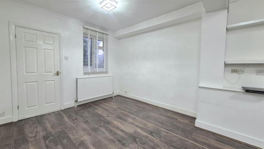 House in Luton - View 5