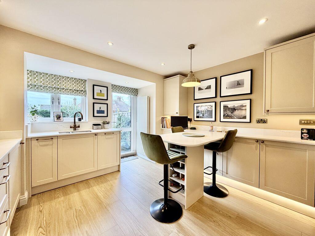 Bourne End - Beautifully Presented Throughout photo 2