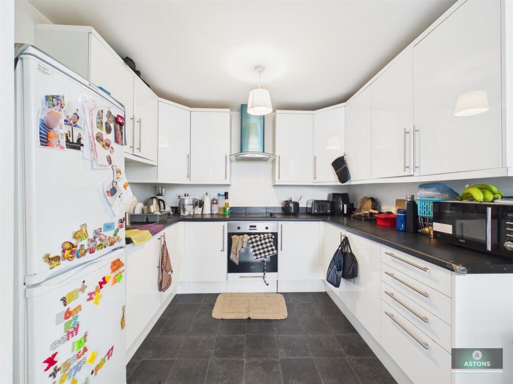Apartment in Crawley, Lowfield Heath - View 4
