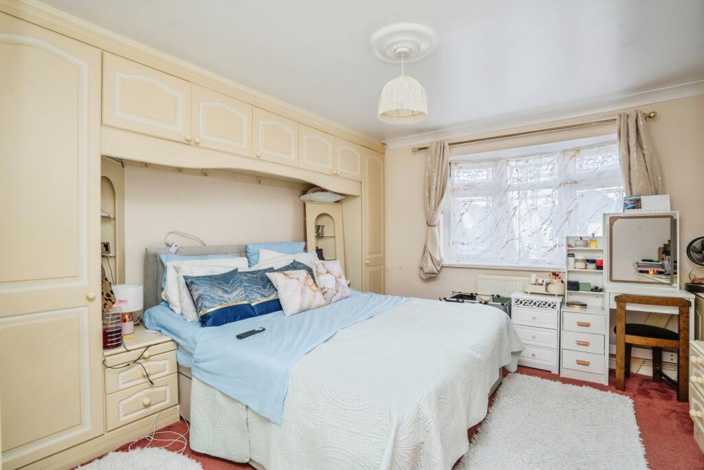 Haslar Crescent, Waterlooville, Hampshire, PO7 - More