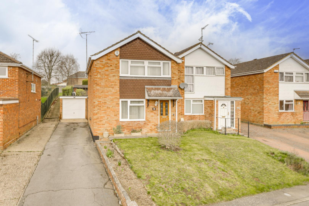 3-bed semi-detached on Bideford Green, Leighton Buzzard, £325,000