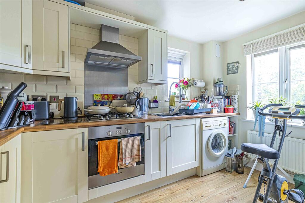 Apartment in Dacorum, Hertfordshire - View 4
