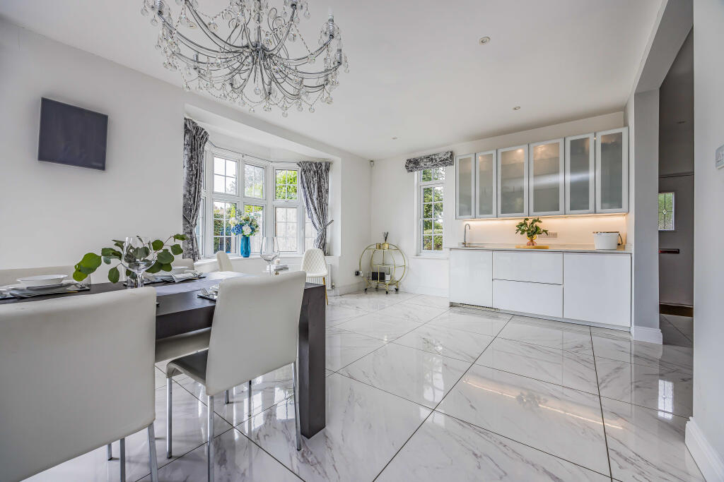 House in Chichester, Tangmere - More