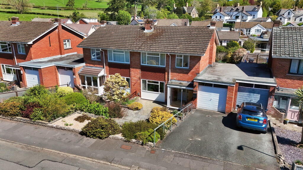 Main image of property: 33 Cresta Road, Abergavenny, Monmouthshire, NP7 7AU