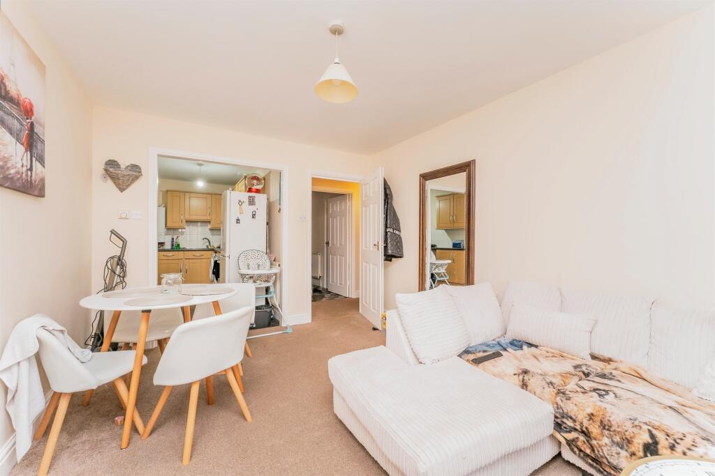Apartment in Kettering, North Northamptonshire - View 4