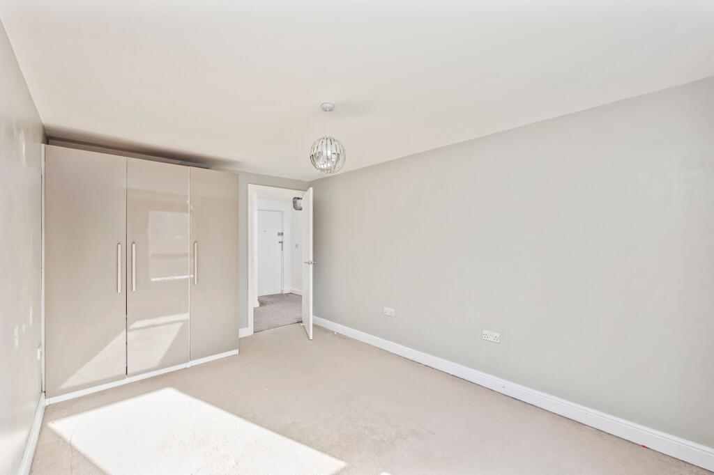 Apartment in Crawley, West Sussex - View 3