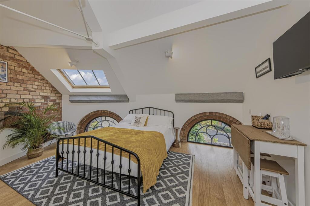 House in Staffordshire Moorlands, Leek - View 3