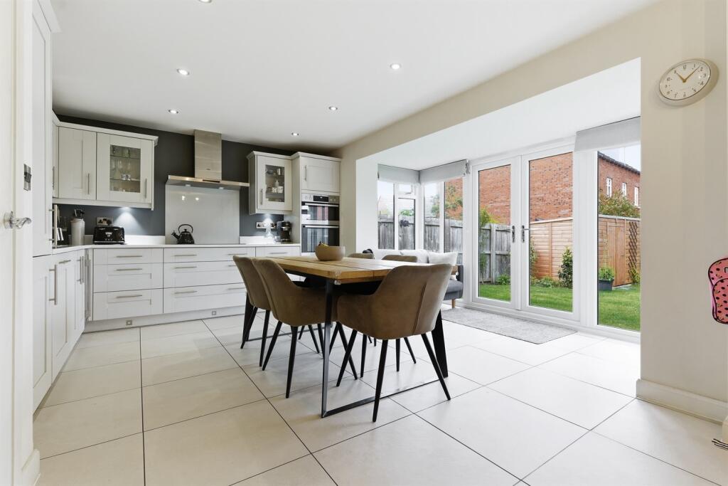 Smallbrook Close, SK11 photo 4