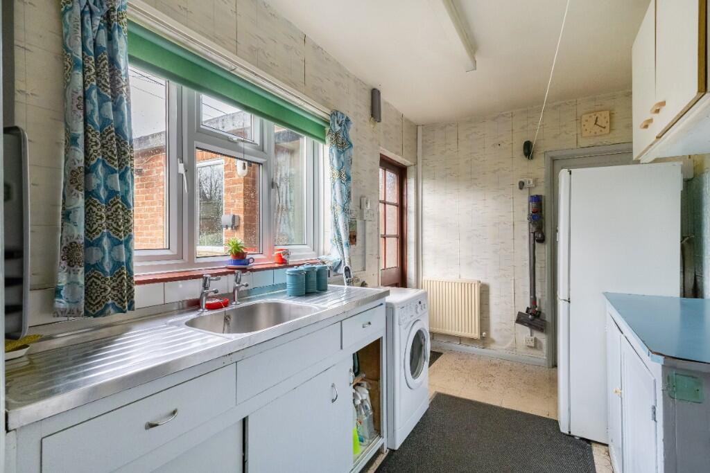 Castle Road, Great Bedwyn, SN8 3LS photo 4