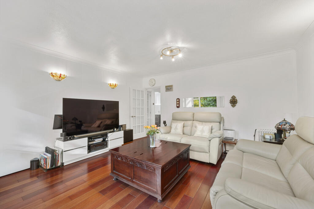 Mountcombe Close, Surbiton, KT6 photo 2