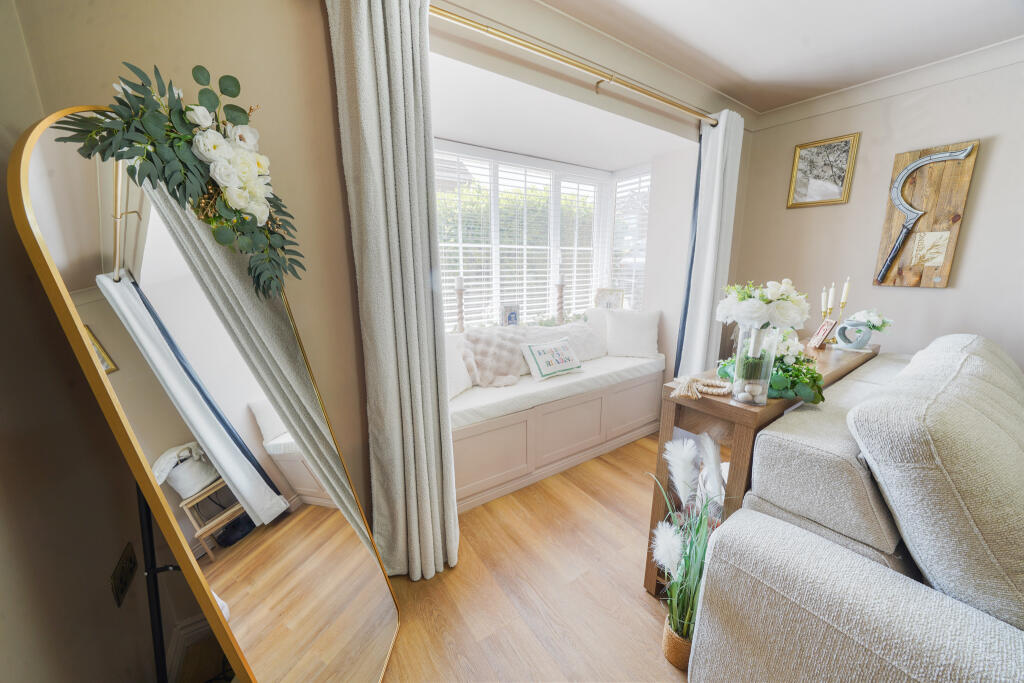 Royston Court, Neath, SA10 photo 4