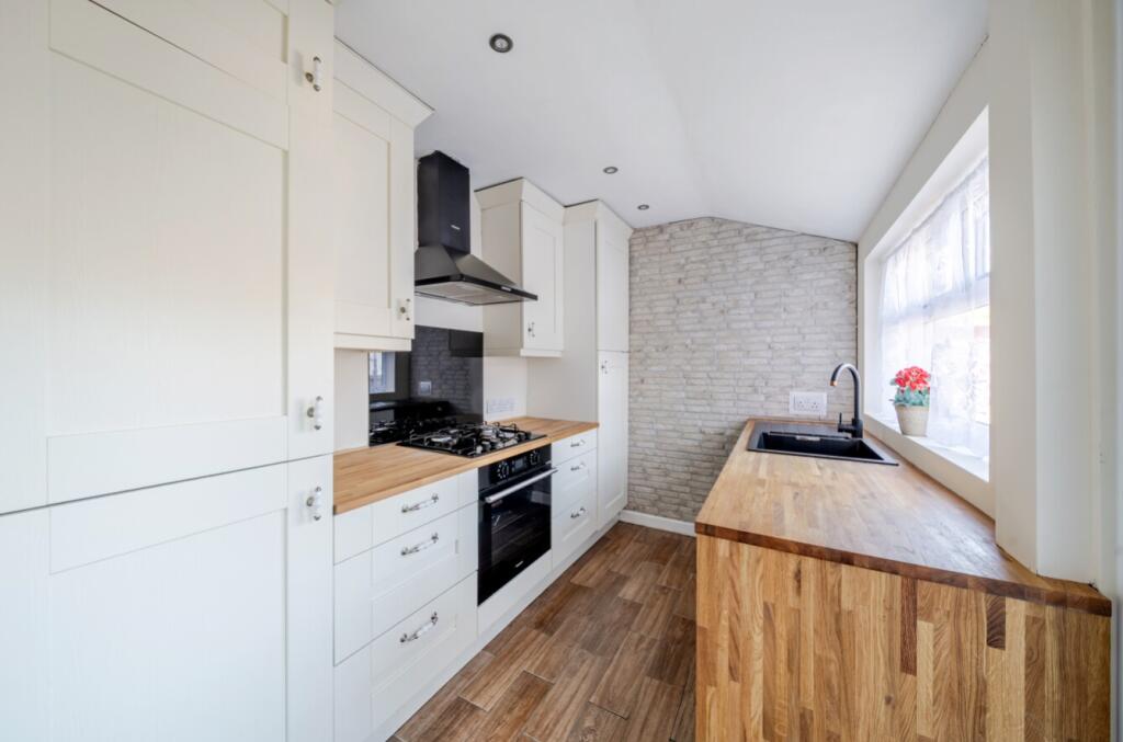 House in Lincoln - View 2
