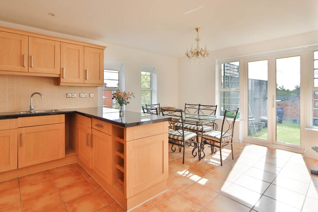 Apartment in Kingston upon Thames - View 4