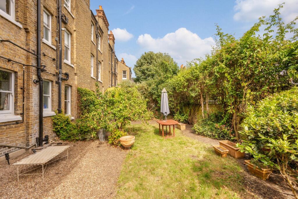 Apartment in London, Mortlake - More