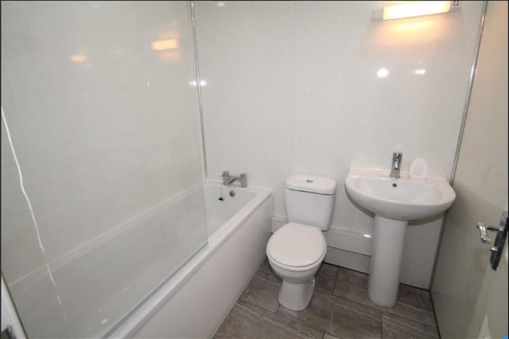 Apartment in Salford, Greater Manchester - View 4