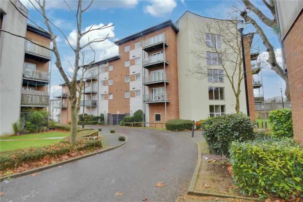 2-bed flat on Observer Drive, Watford, Hertfordshire, WD18, £300,000