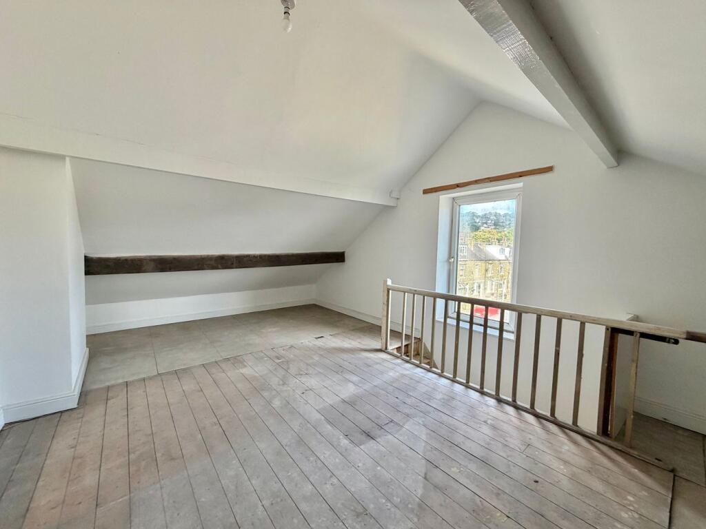 House in Bradford, Stockbridge, Keighley - More