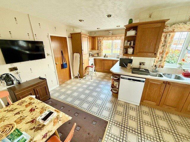 32, Areley Court photo 3