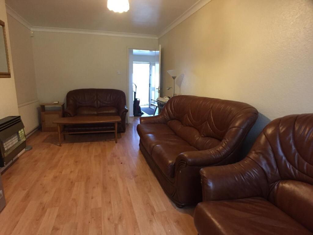 4 bedroom semi-detached house for rent