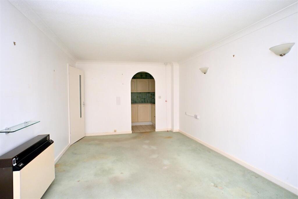 Apartment in Eastbourne, East Sussex - View 4