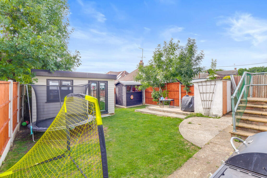 South View Road, Essex, SS7 5 photo 4