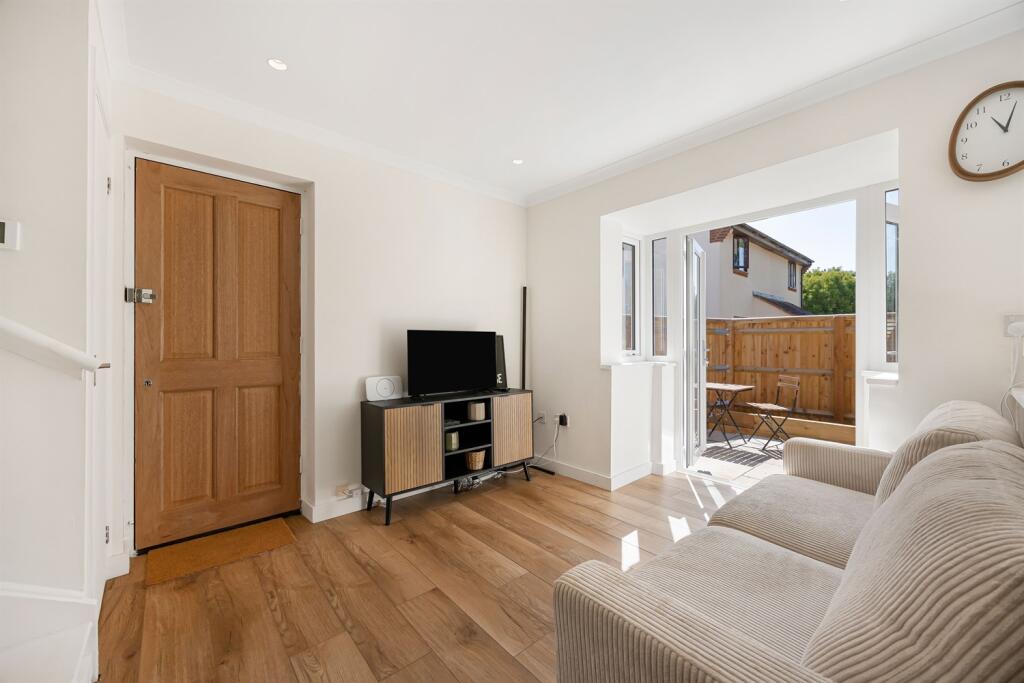 Sycamore Close Watlington  photo 3
