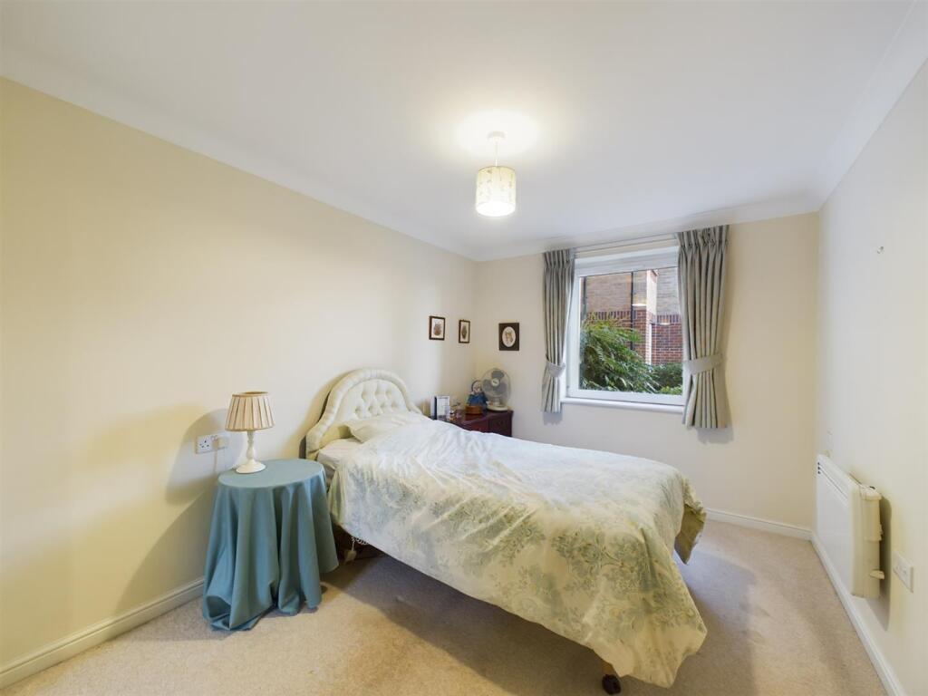Apartment in Crawley, West Sussex - View 5