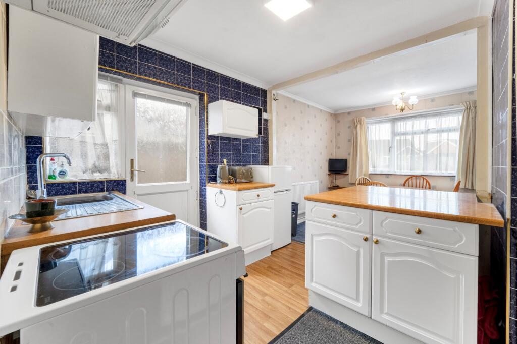 Oak Way, Bedfont, Greater London, TW14 8AT photo 3