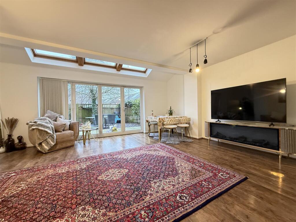 Apartment in Salford, Greater Manchester - View 3
