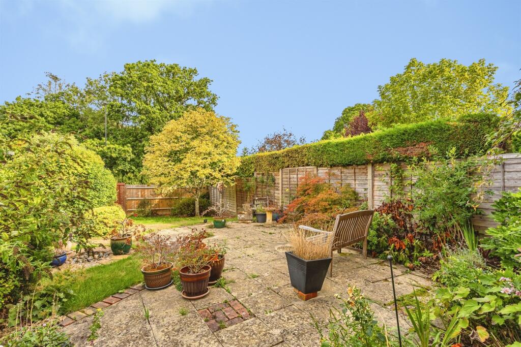 House in Burgess Hill, Abbotsford - View 2