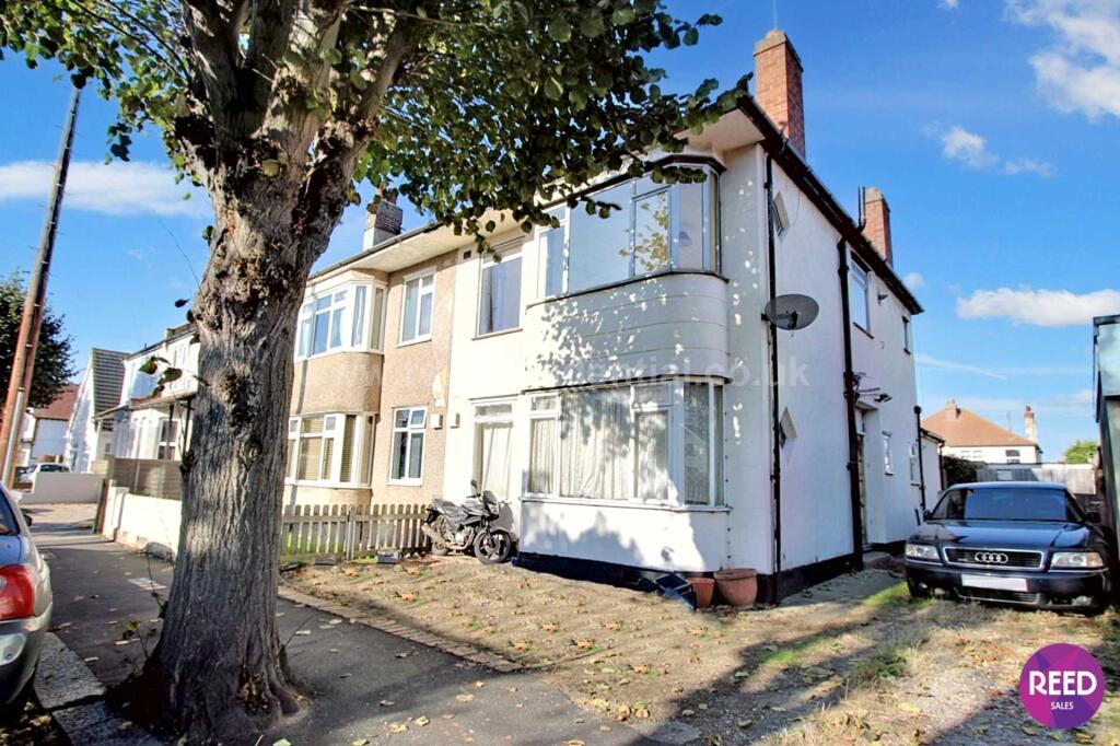 2-bed flat on South Avenue, Southend On Sea, £180,000