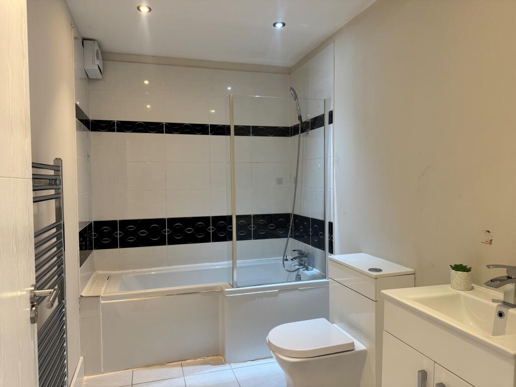 Apartment in Mole Valley, Dorking - View 4