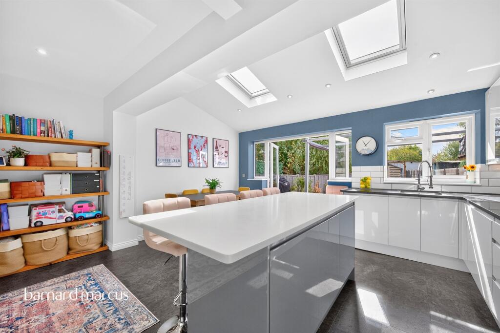 House in London, Worcester Park - View 5