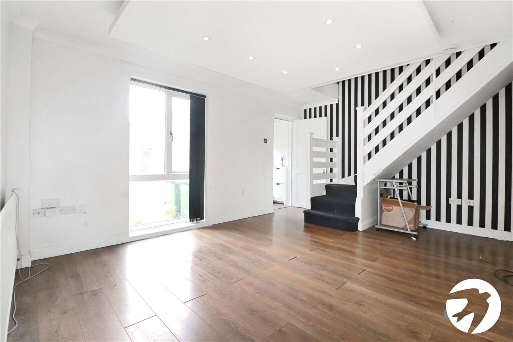 Courtland Grove, London, SE28 photo 2
