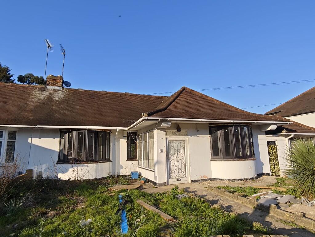 Main image of property: Lilian Gardens, London, IG8