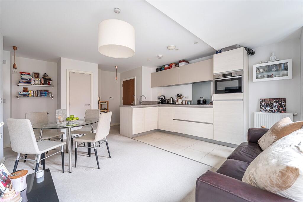 1-bed flat on Hammersley Road, London, E16, £260,000