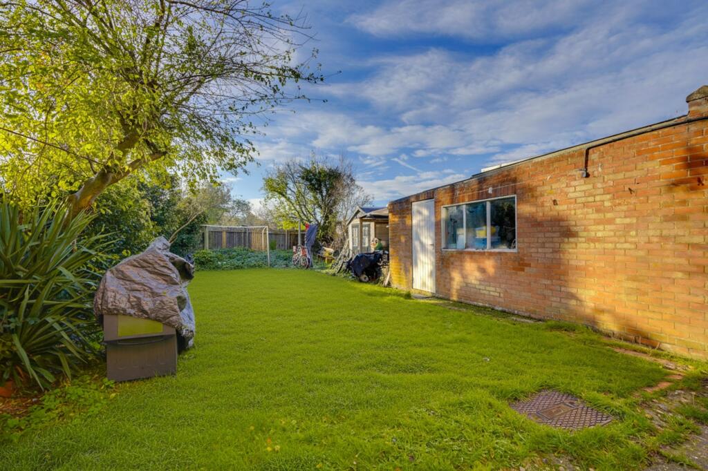 Whitegates, Newmarket, CB8 photo 3