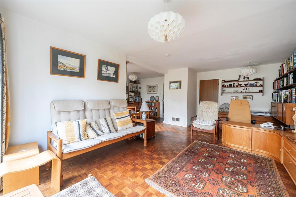The Paddock, Crowthorne, Berkshire, RG45 6HS photo 3