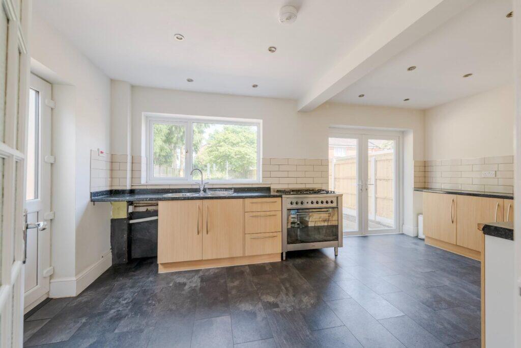 House in Newport - View 5