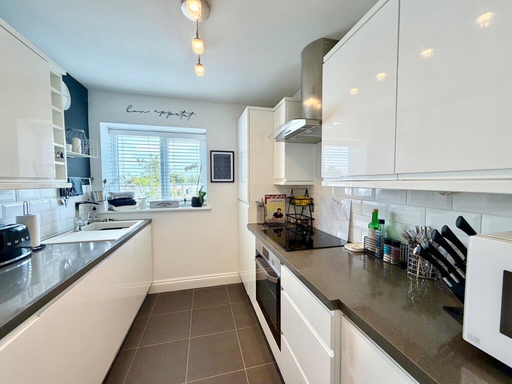Apartment in Torquay, Torbay - More