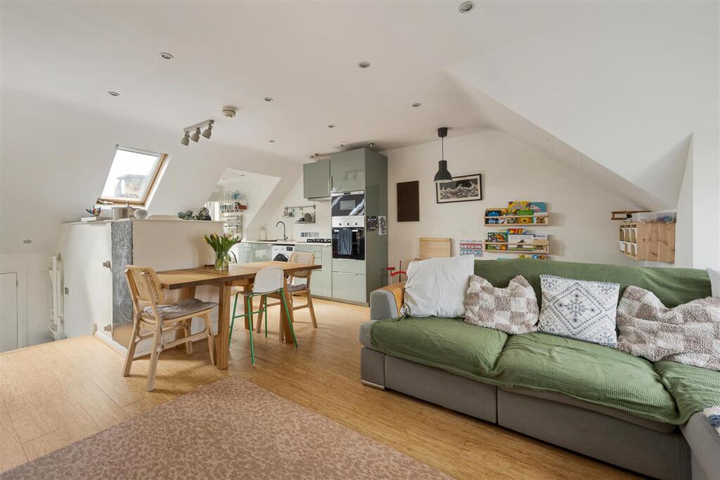 Apartment in London, Leytonstone - View 2