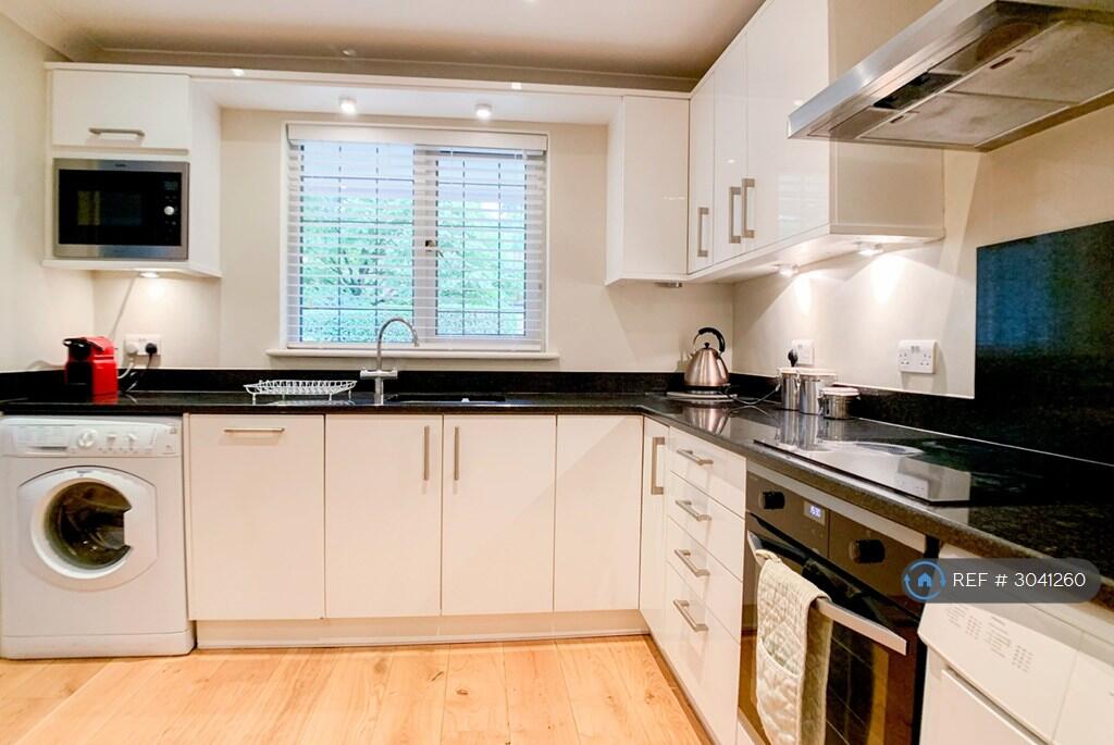 Apartment in Slough - View 5