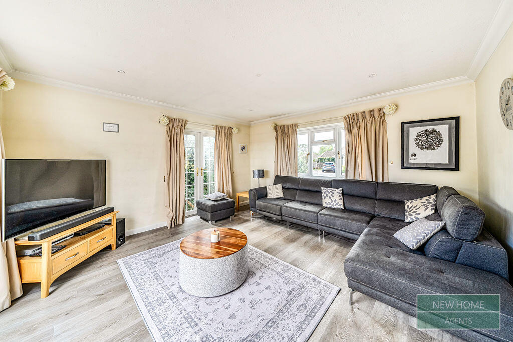 Manor Grove, Fifield, Maidenhead, SL6 2PQ photo 3