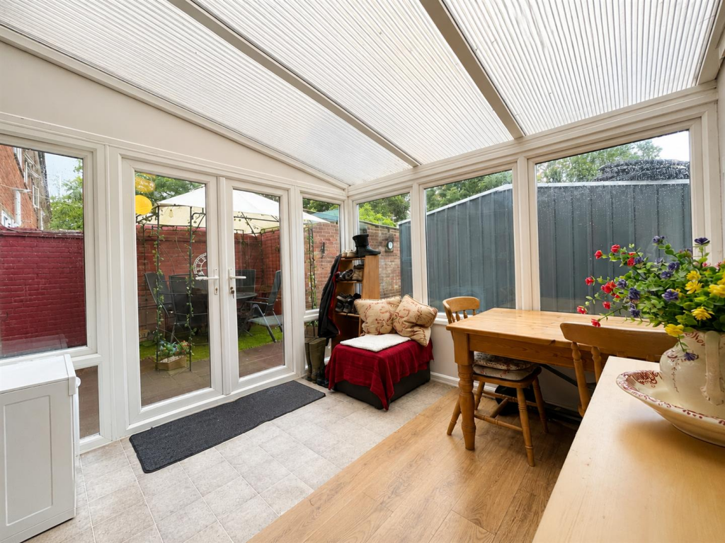 House in Milton Keynes, Far Bletchley, West Bletchley - More