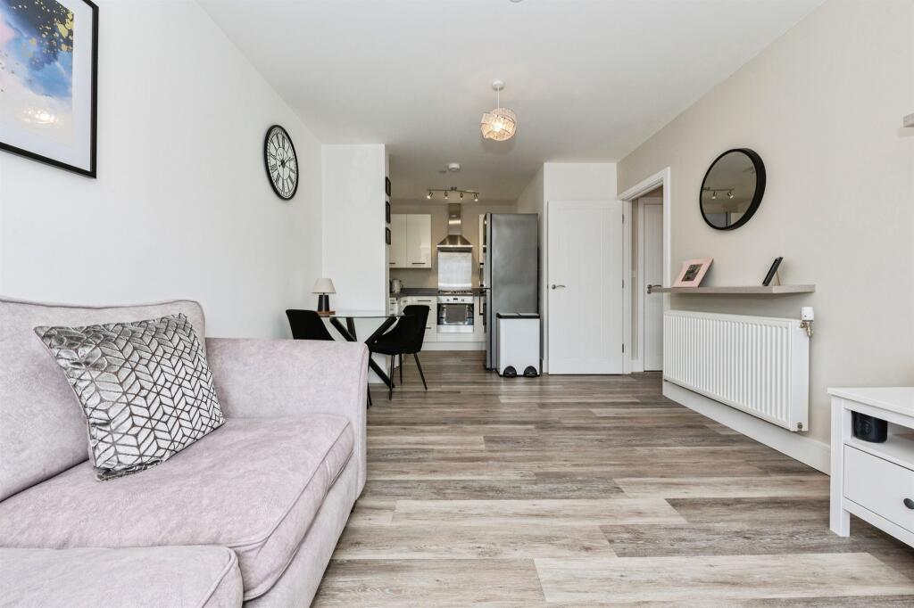 Apartment in Thurrock, Essex - More