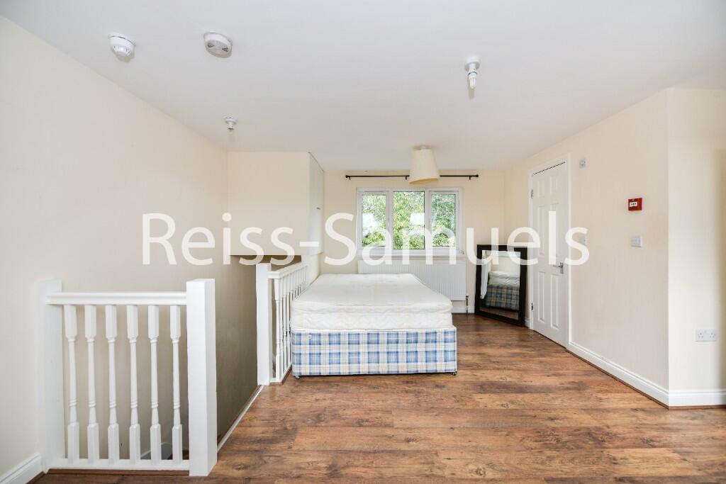 6 bedroom semi-detached house for rent